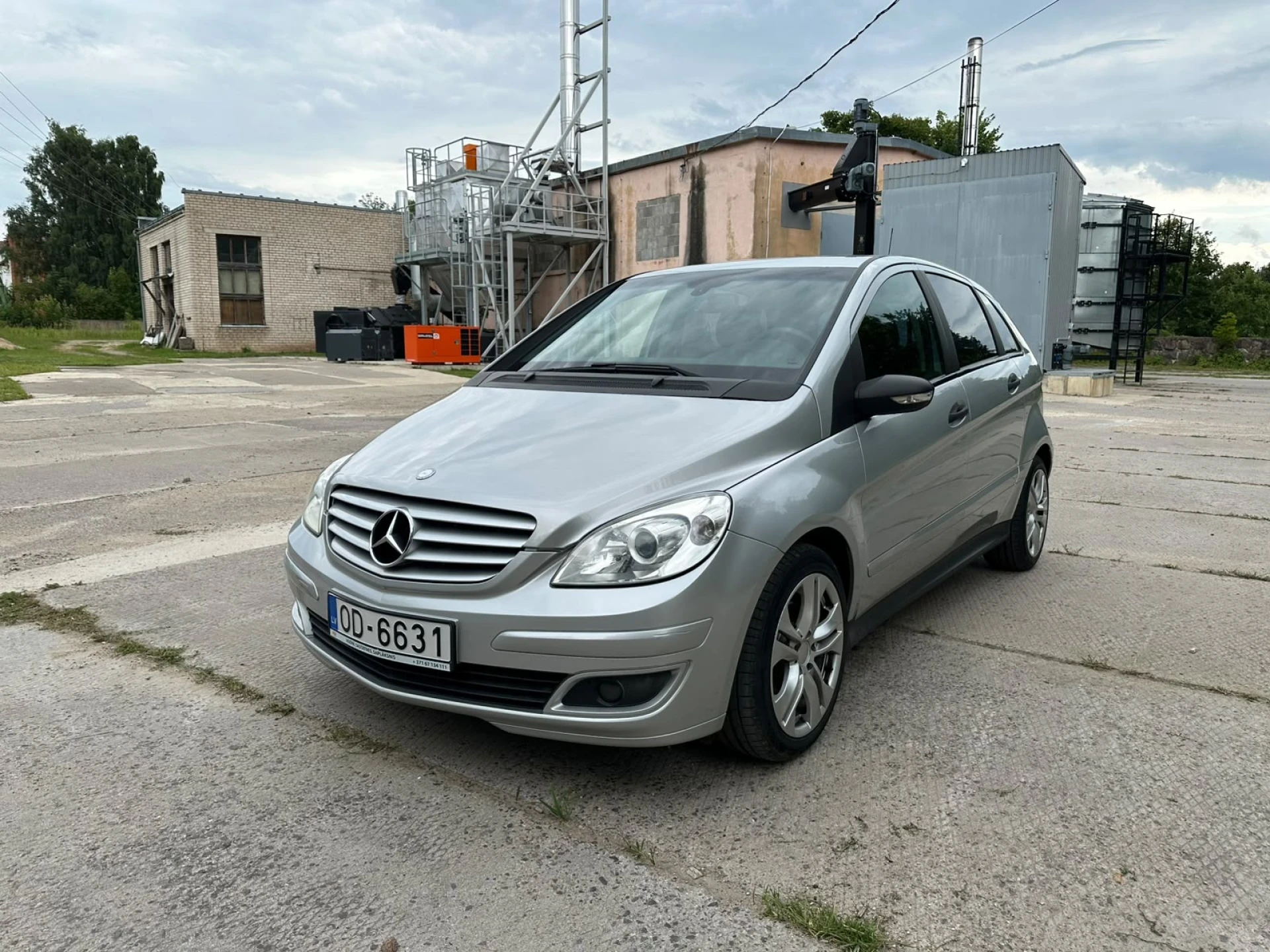 Mercedes-Benz B180