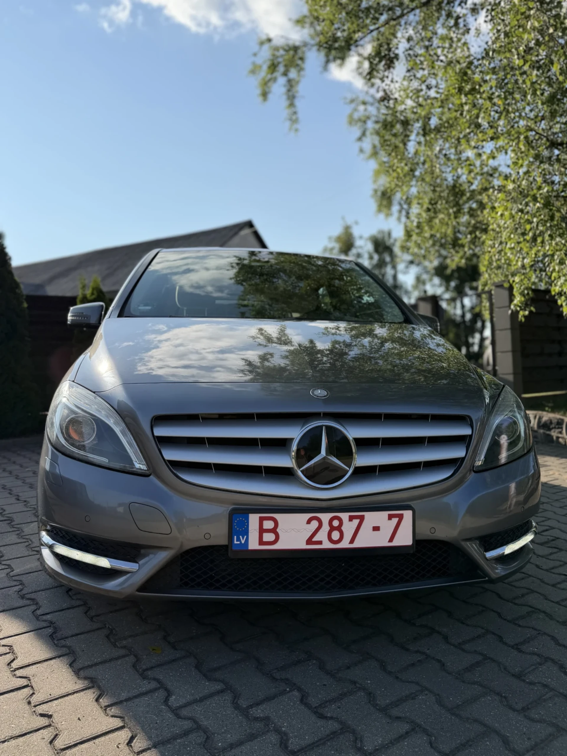 Mercedes-Benz B180